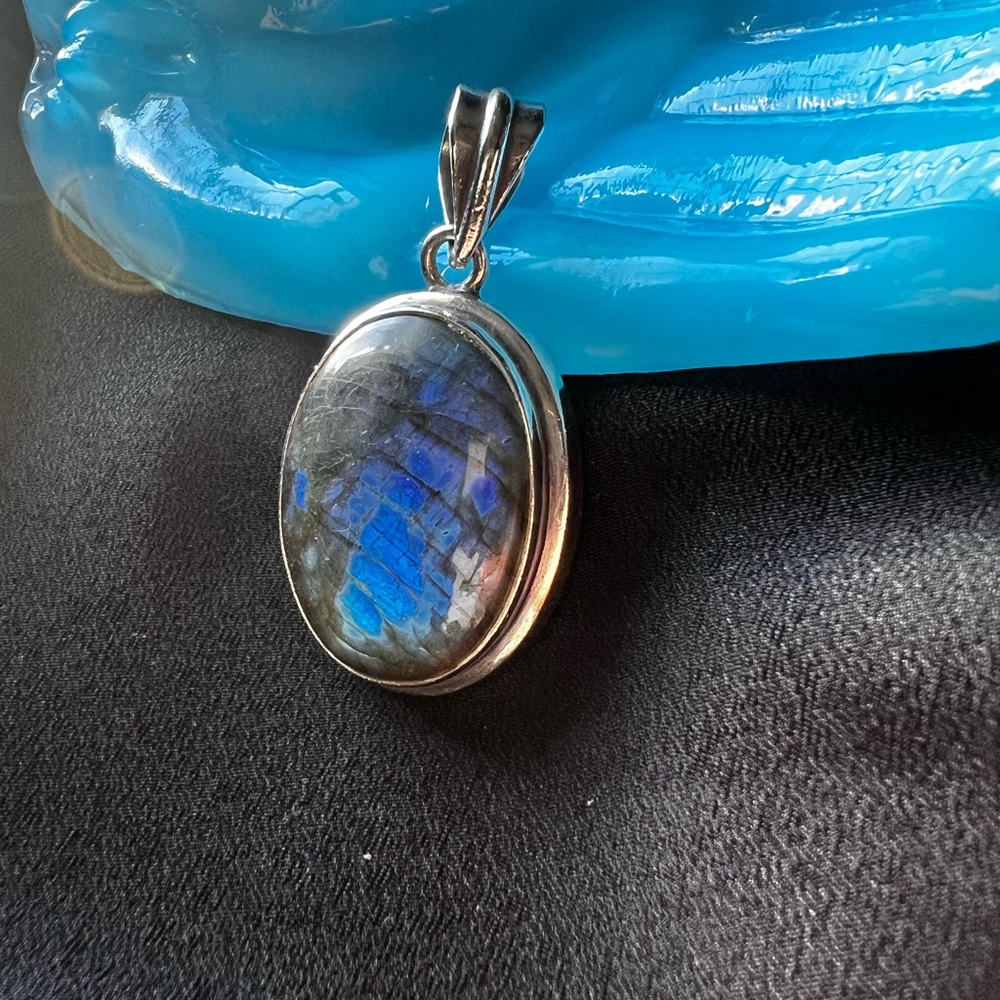 Silver Labradorite Pendant - Picture 4 of 6